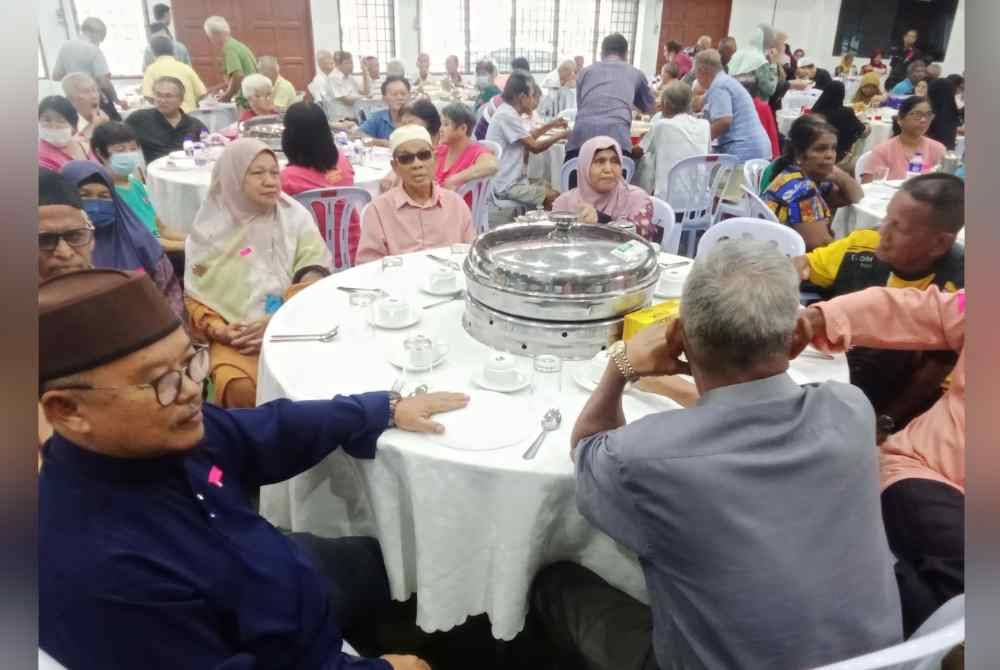 Antara penerima sumbangan yang hadir pada program itu di Rantau pada Jumaat.