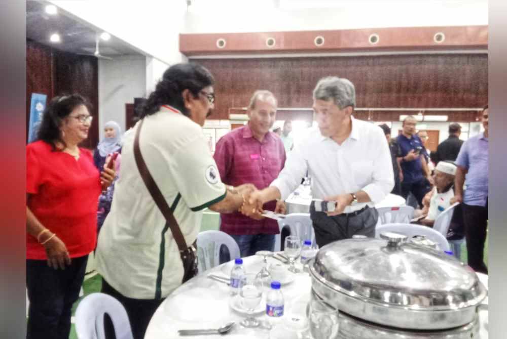 Mohamad menyampaikan sumbangan berkenaan kepada penerima di Dewan Orang Ramai, Rantau pada Jumaat.