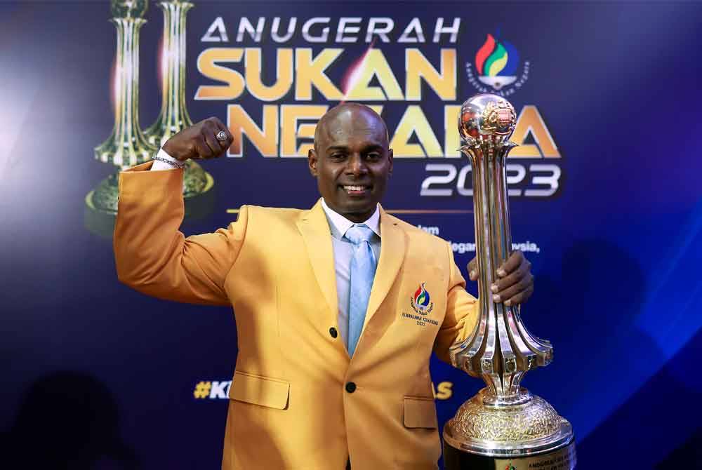 Mike bersama trofi selepas dinobatkan sebagai Olahragawan Kebangsaan 2023. Foto Bernama.