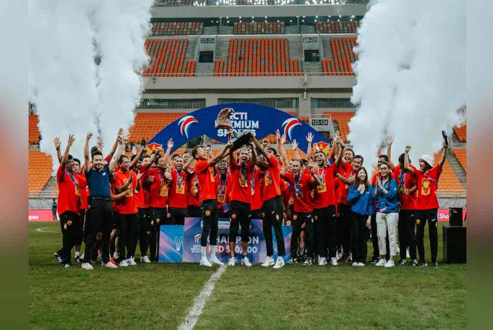 IMBAS KEMBALI...Pemain-pemain Selangor FC meraikan kejayaan merangkul Kejuaraan RCTI Premium Sports, selepas menewaskan Persija Jakarta, 1-0 dalam perlawanan akhir di Jakarta baru-baru ini.