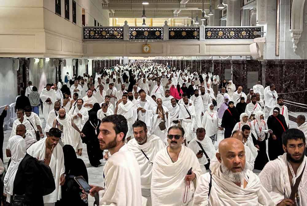 Para jemaah berulang-alik antara Bukit Safa dan Marwah di Masjidil Haram, Makkah.