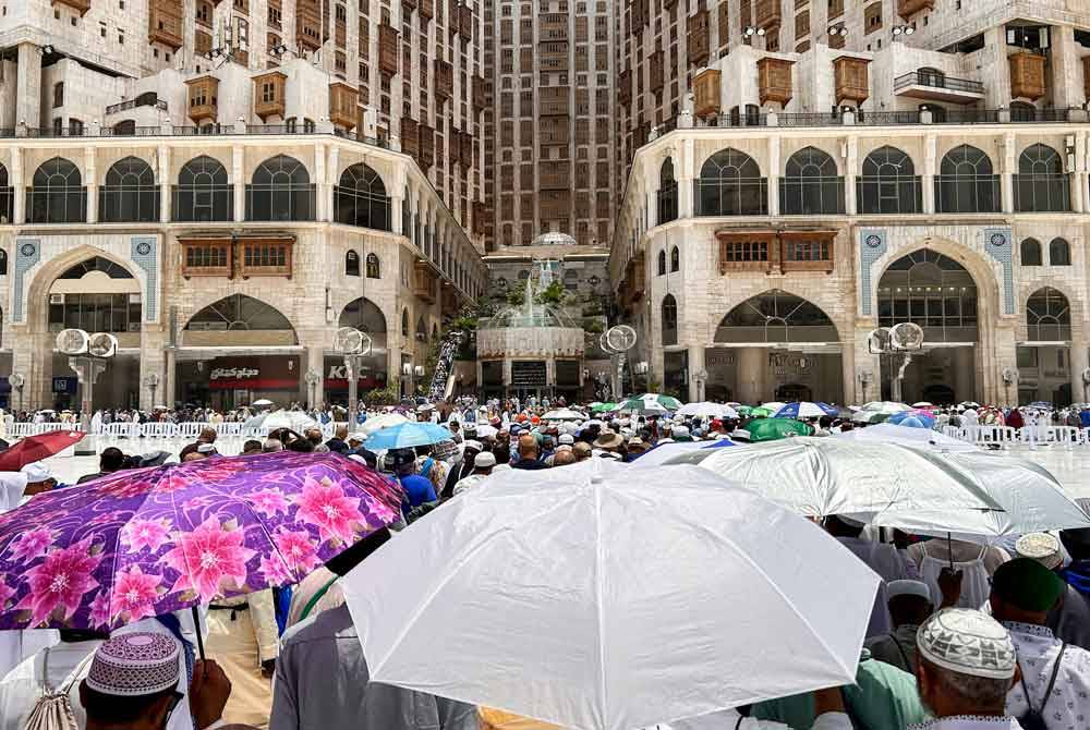 Para jemaah turut dinasihatkan untuk sentiasa memakai payung kerana suhu panas luar biasa.