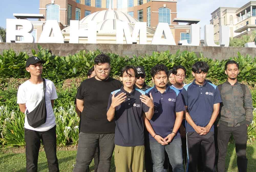 Mohammad Norhamdin (tengah) memaklumkan mereka tidak akan meneruskan himpunan tersebut selepas mendakwa gagal menemui Ketua Menteri.