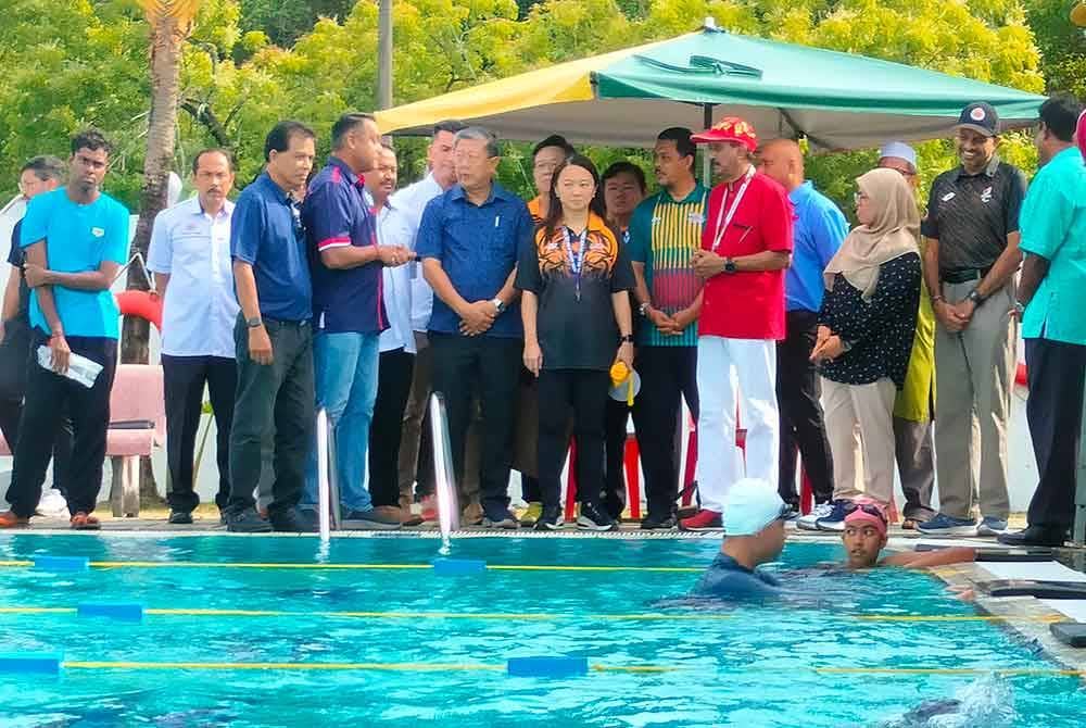 Hannah Yeoh menyaksikan aksi renang oleh kanak-kanak sempena Program Akreditasi Renang dan Keselamatan Air 2024 di Sungai Petani Aquatic Club pada Sabtu.