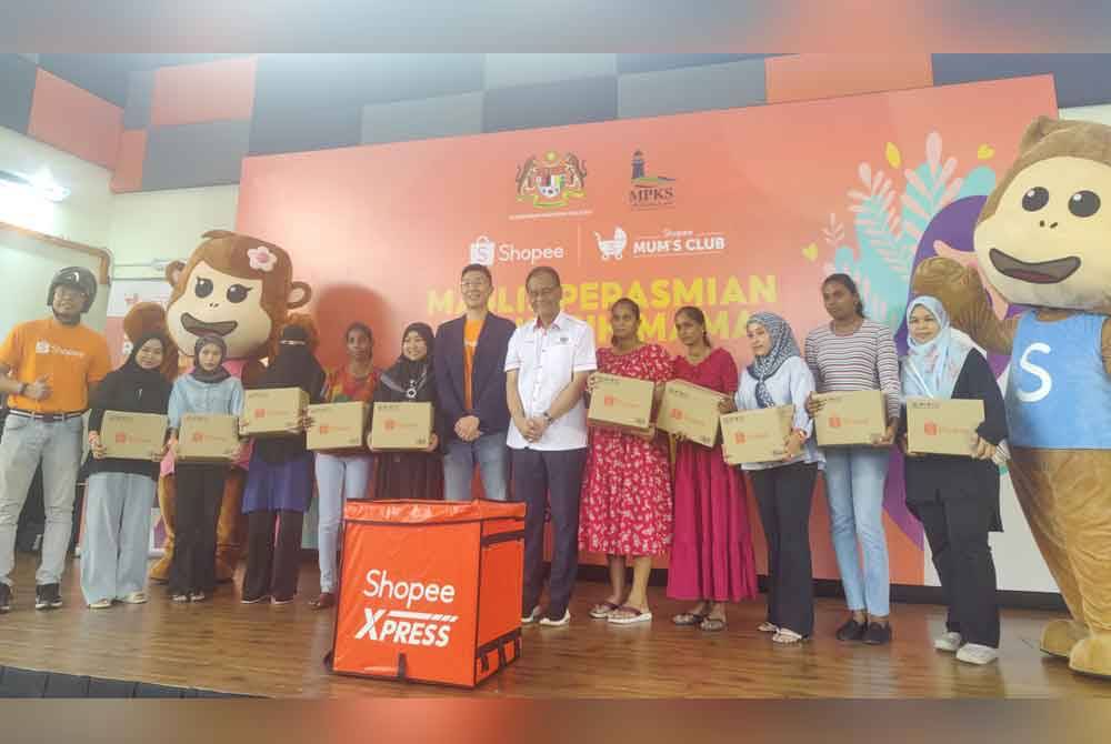 Dr Dzulkefly (tujuh dari kanan) bergambar bersama penerima pada Penyampaian Sumbangan Pek Kasih Mama di Dewan MPKS Puncak Alam pada Sabtu.