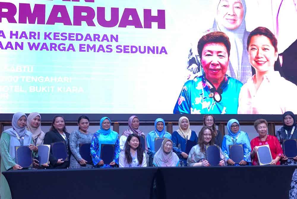 Wan Azizah sewaktu memberi ucapan perasmian di Majlis Peluncuran Kempen Menua Dengan Bermaruah pada Sabtu.