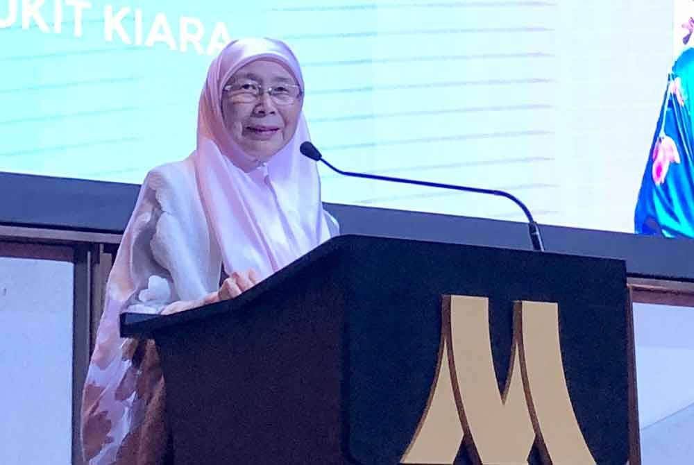 Wan Azizah sewaktu memberi ucapan perasmian di Majlis Peluncuran Kempen Menua Dengan Bermaruah pada Sabtu.
