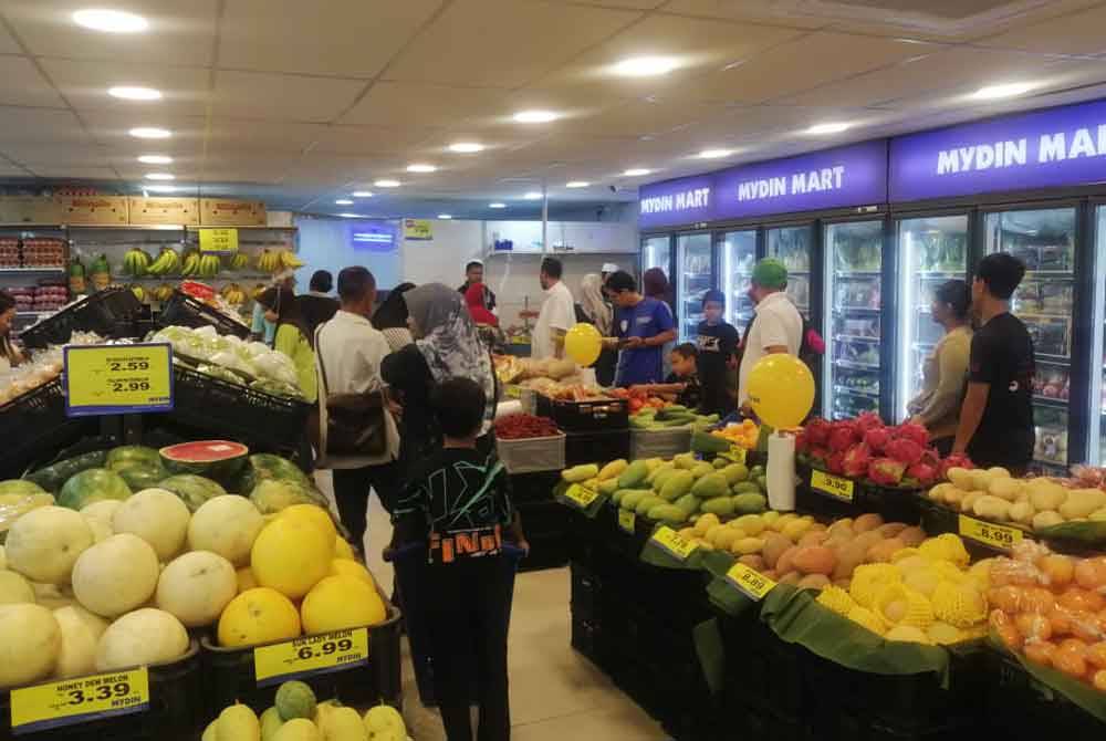 Keadaan bahagian barangan basah dipenuhi pengunjung sempena pembukaan Mydin Mart Pantai Dalam.