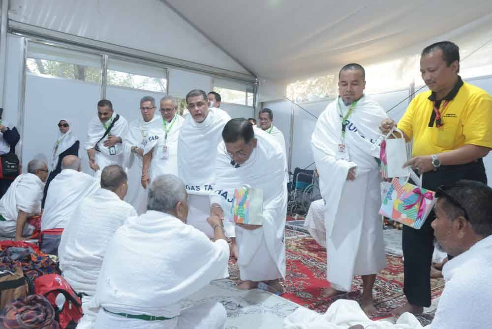Mohd Naim (tiga, kanan) melawat khemah jemaah haji yang dimasukkan dalam program Peneman.