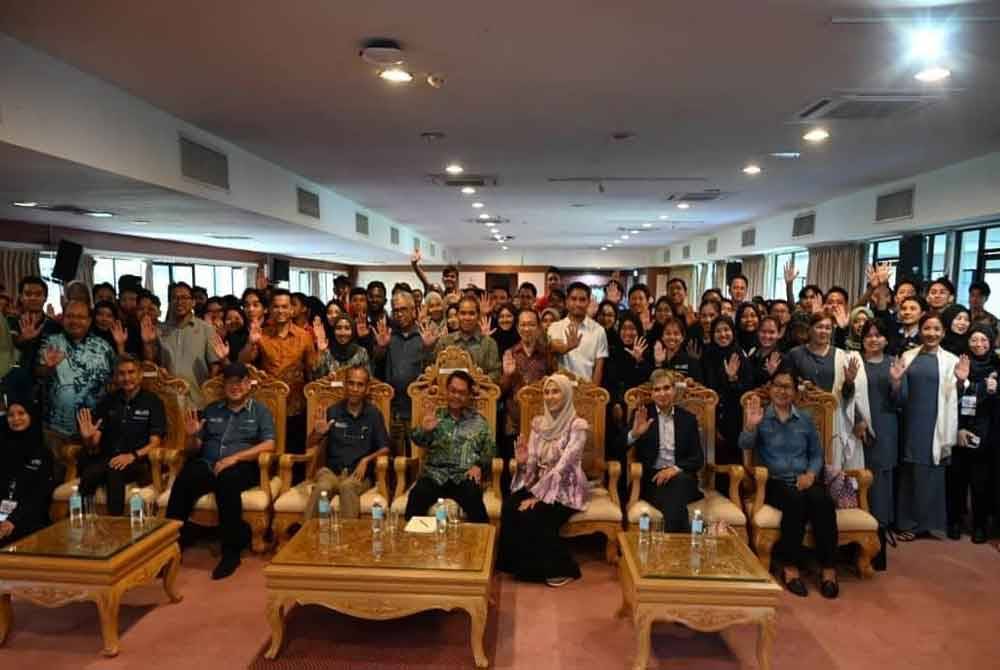 Mustapha (duduk empat dari kanan) bersama mahasiswa yang hadir pada Forum Belia Madani di UMS.
