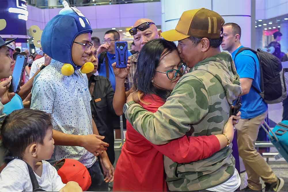 Peserta ekspedisi pendakian Gunung Denali, Alaska, Amerika Utara, Zainudin Lot (kanan) disambut anaknya sejurus tiba di Lapangan Terbang Antarabangsa Kuala Lumpur (KLIA) Terminal 1 hari ini. Foto Bernama