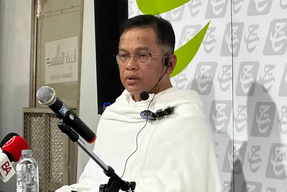 Mohd Naim membaca khutbah Arafah bertajuk 'Kembali kepada fitrah' di khemah A Maktab 80 di sini, pada Sabtu.