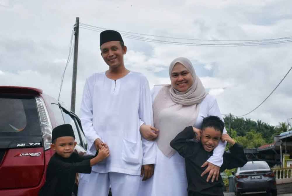 Mohd Akmal menguruskan dua anak mereka setiap hari sebelum keluar bekerja.