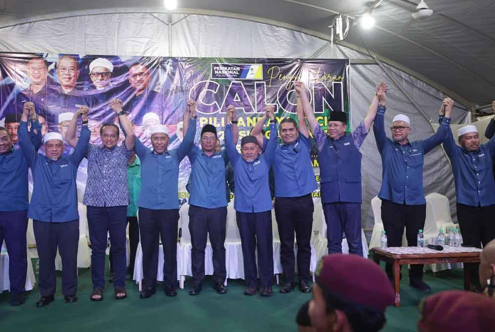 Tuan Ibrahim (lima dari kanan) dan beberapa pemimpin Pas Pusat bergambar bersama Abidin (enam dari kanan) pada Majlis Pengisytiharan Calon PRK Sungai Bakap pada malam Sabtu.