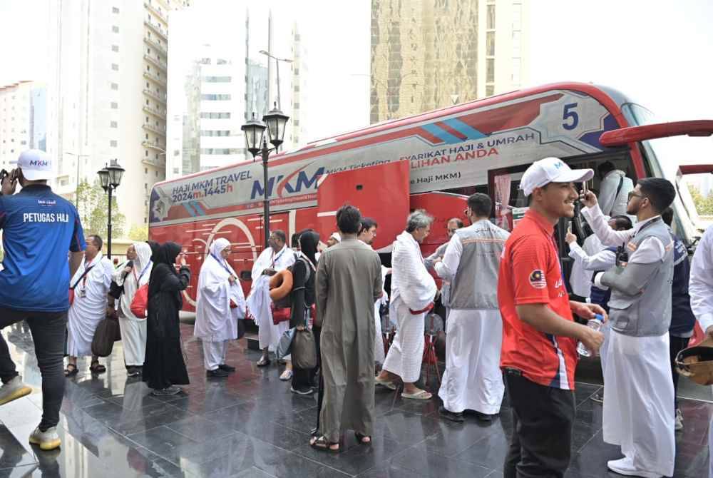 Jemaah haji berkumpul untuk menaiki bas ke Mina.