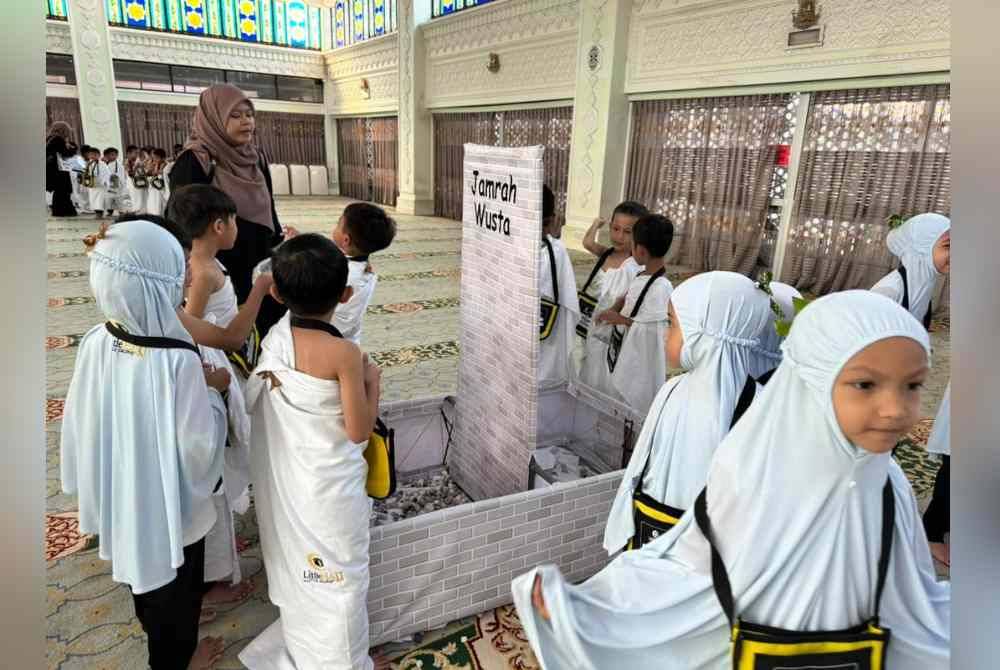 Kanak-kanak yang terlibat turut melontar jamrah yang menjadi salah satu rukun haji ketika Program Simulasi Haji Cilik 2024 di Masjid Sultan Idris Shah II di sini pada Khamis.