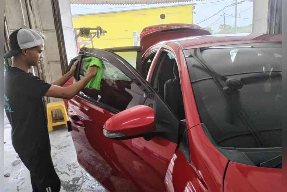 Kerja-kerja mengilap dilakukan dengan berhati-hati bagi mendapatkan hasil terbaik.