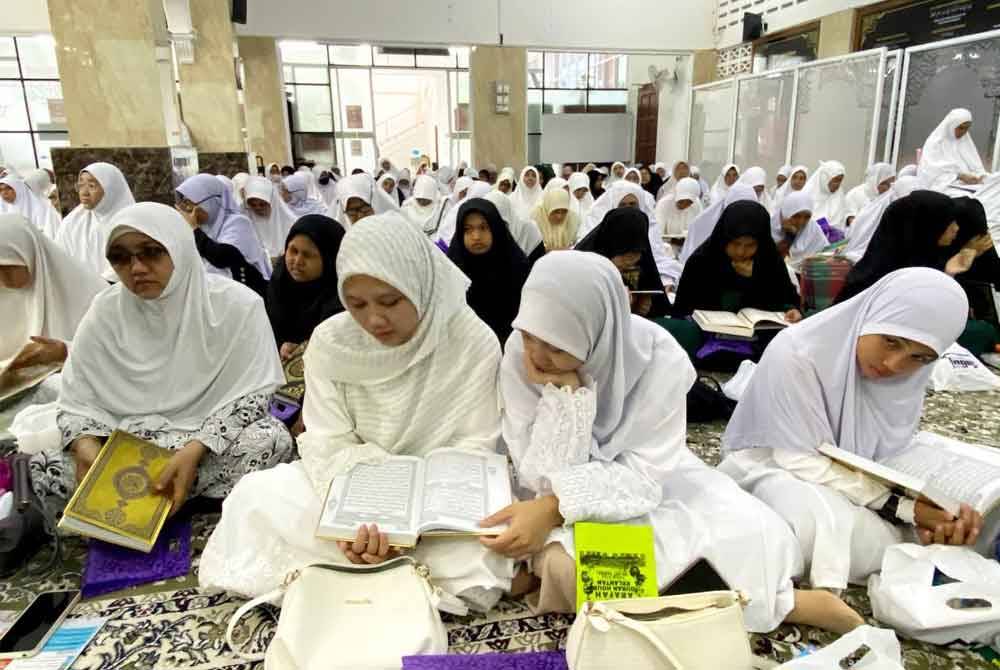 Golongan muda tidak ketinggalan hadir menjayakan program Arafah #QuranHour anjuran Persatuan Rumah Ngaji Kelantan.