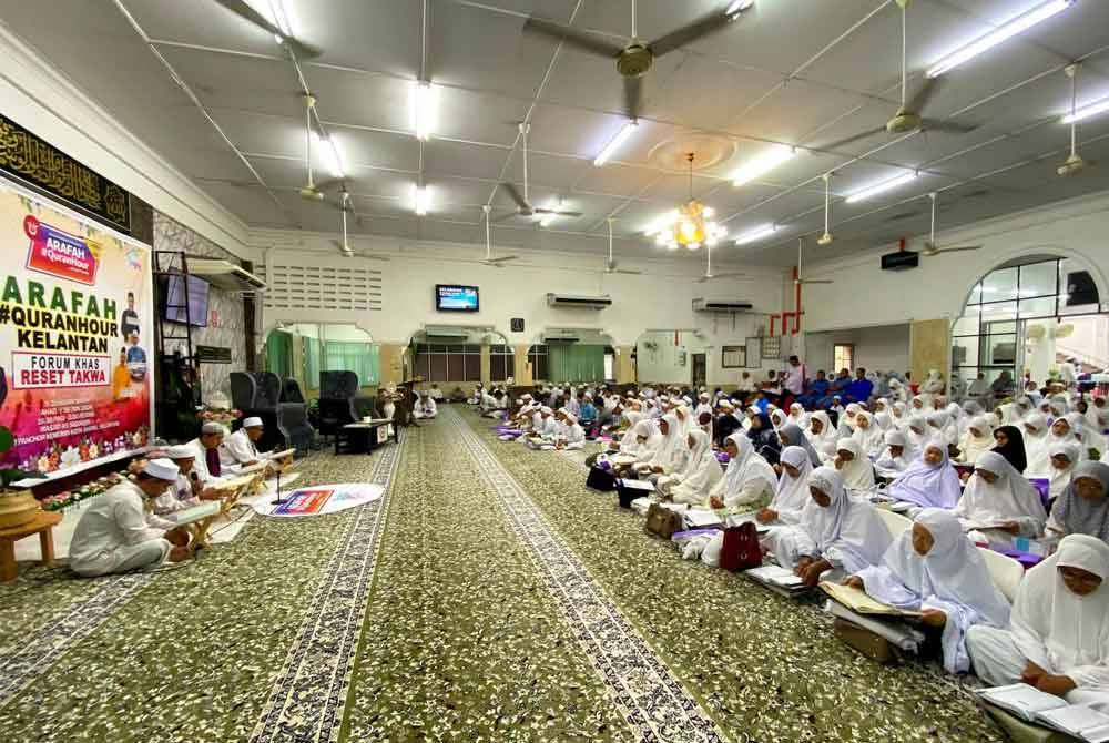 Kira-kira 700 penduduk sekitar memeriahkan program Arafah #QuranHour anjuran Persatuan Rumah Ngaji Kelantan di Masjid As Siddiqin Mukim Panchor, Pengkalan Chepa di Kota Bharu pada Ahad.
