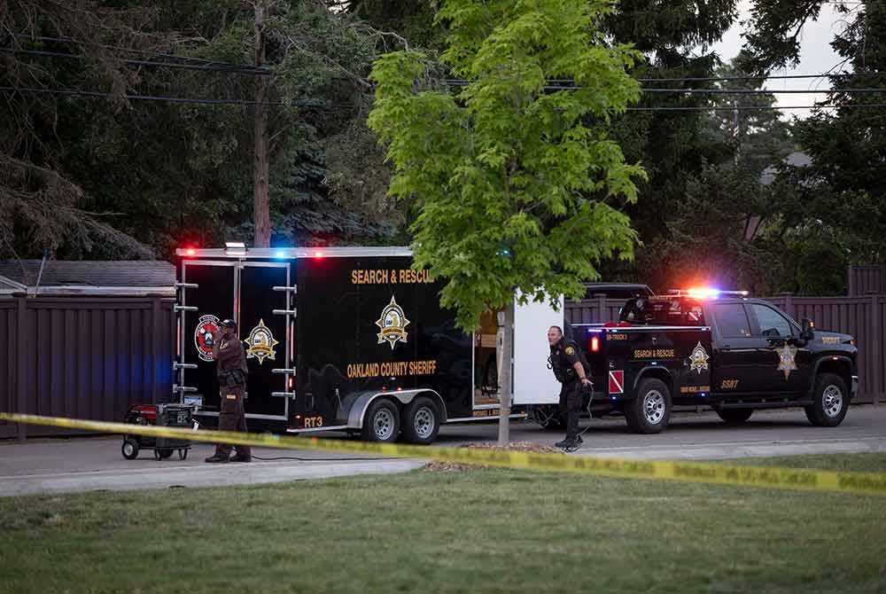 Pihak berkuasa menjumpai beberapa senjata api dan tiga lelopak (magazin) peluru kosong di tempat kejadian. Foto AFP