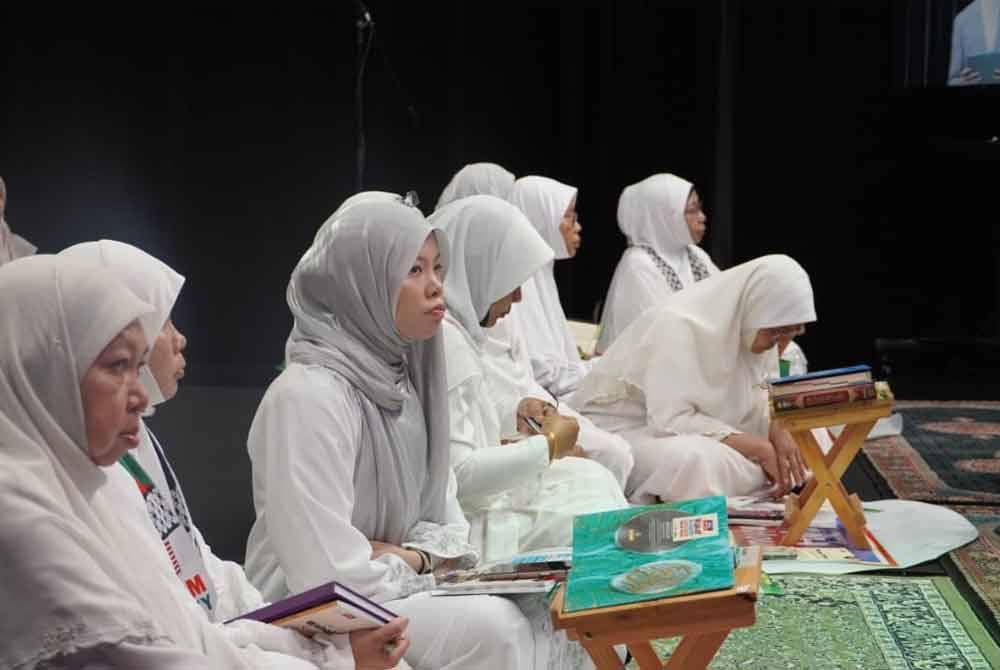 Para peserta mengikuti Program Arafah #QuranHour diadakan secara dalam talian di platform Facebook dan YouTube QuranHour serta Sinar Harian.