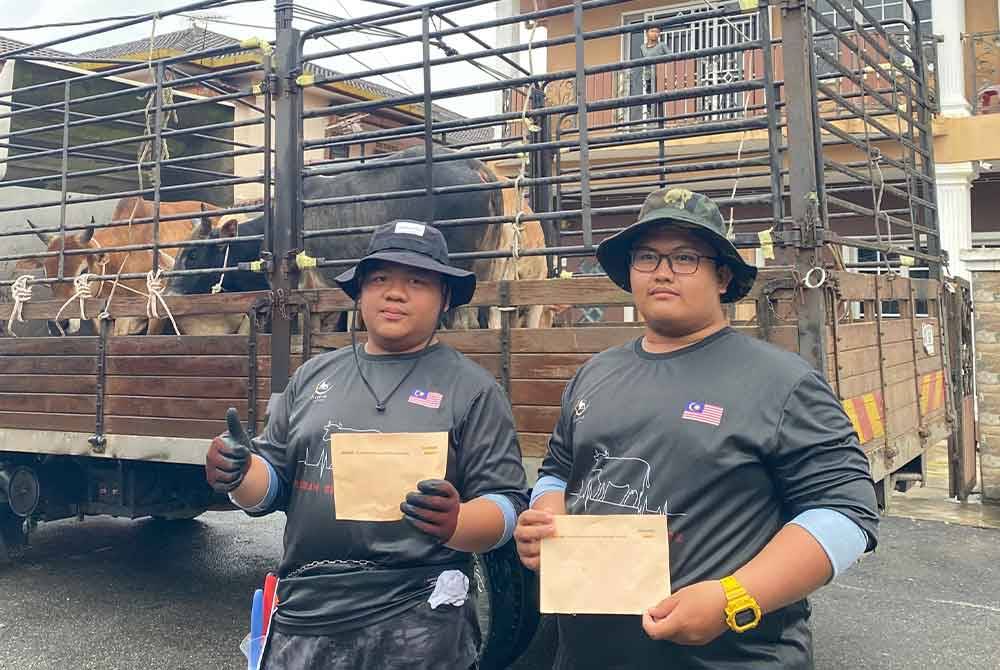 Muhammad Mukmin (kiri) memenuhi undangan khidmat tukang sembelihan terutama ketika Aidiladha.