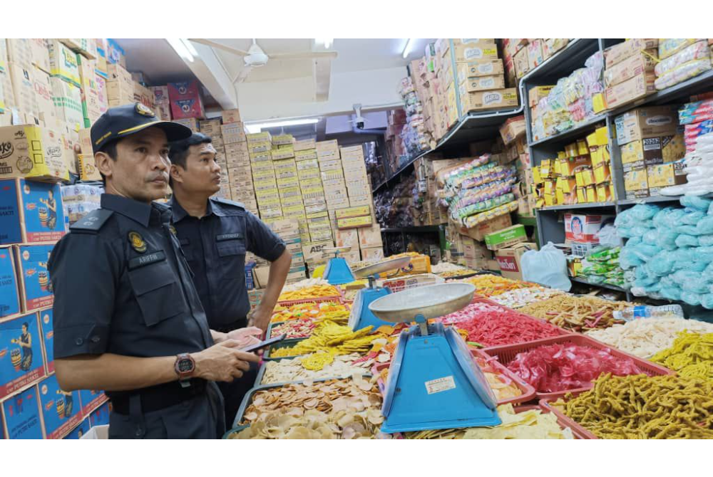 KPDN Kuala Lumpur menjalankan pemeriksaan bahan mentah di premis sekitar Chow Kit, Kuala Lumpur pada Ahad.