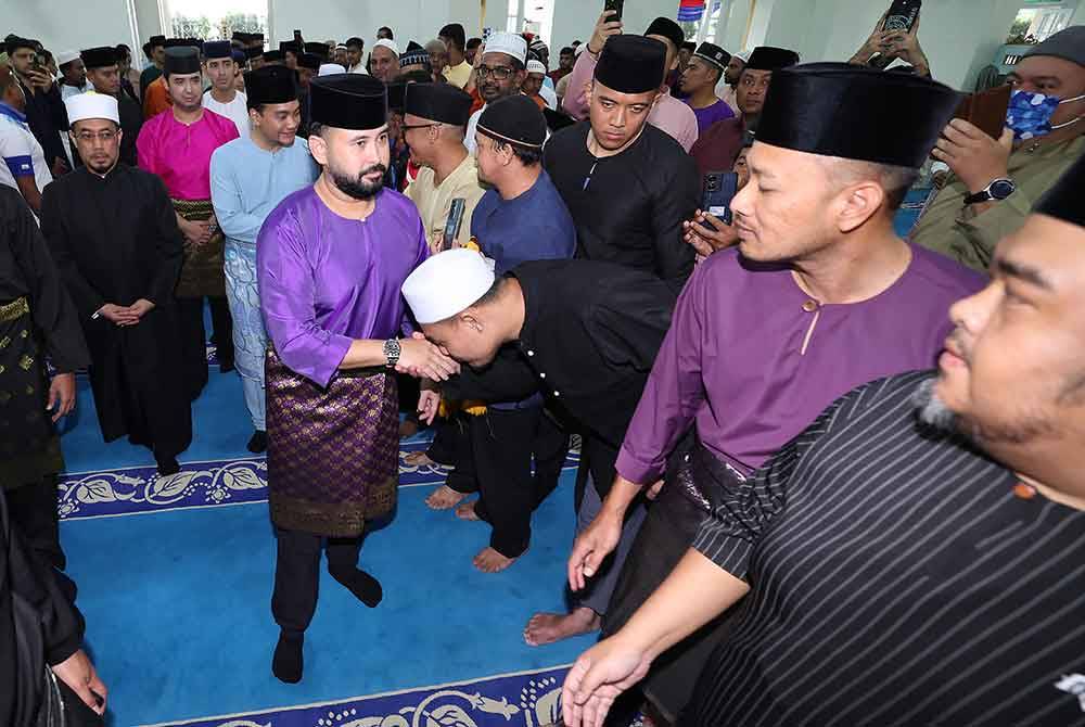 Pemangku Sultan Johor Tunku Mahkota Ismail Sultan Ibrahim berkenan bersalaman dengan para jemaah ketika berangkat menunaikan solat sunat Aidiladha di Masjid Jamek Pasir Pelangi pada Isnin. Foto Bernama