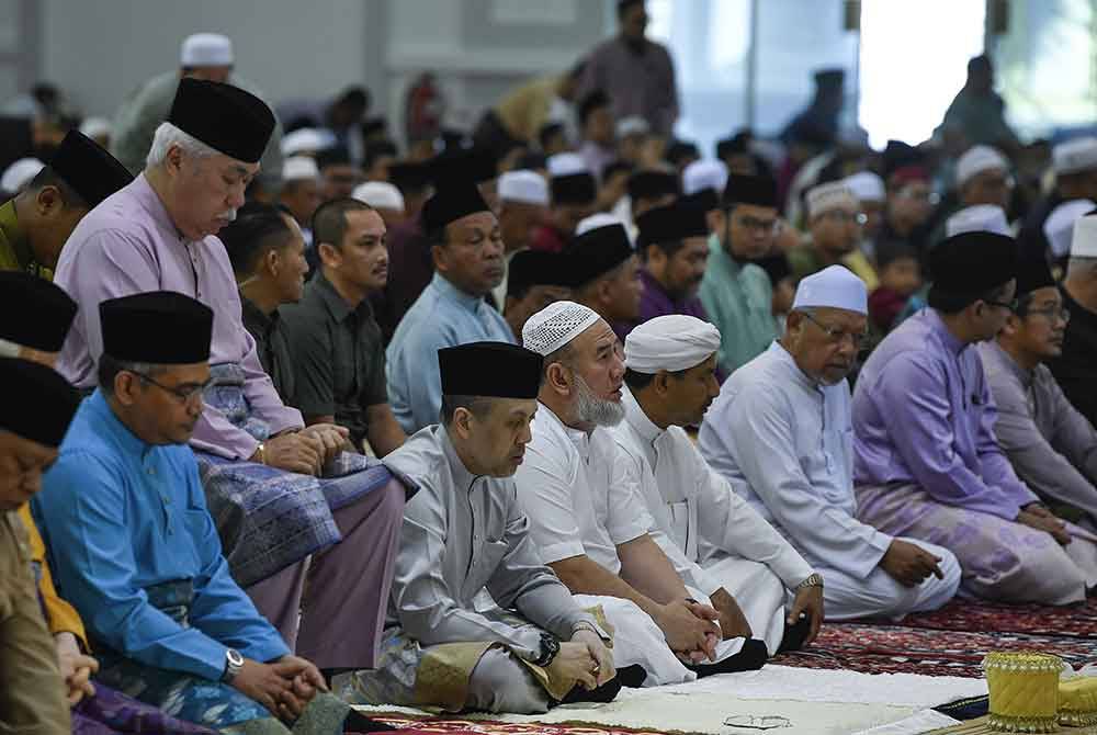 Sultan Kelantan Sultan Muhammad V berkenan berangkat bagi menunaikan solat sunat Aidiladha di Masjid Al-Ismaili, Pasir Pekan pada Isnin. Foto Bernama