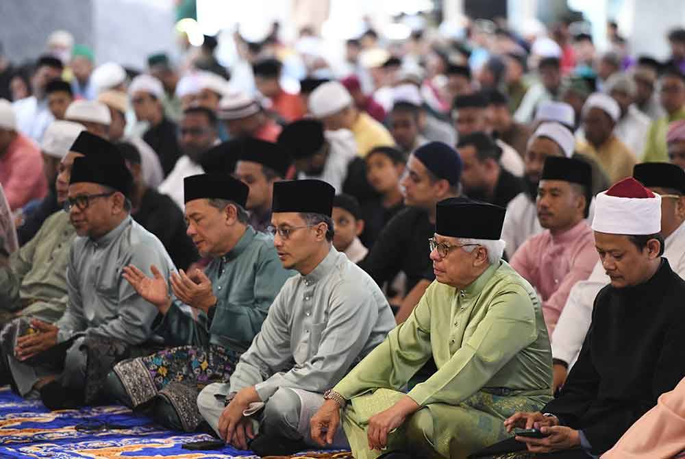 Yang di-Pertua Negeri, Tun Ahmad Fuzi Abdul Razak (dua dari kanan) bersama Timbalan Ketua Menteri I, Datuk Dr Mohamad Abdul Hamid (tiga dari kanan) dan para jemaah menunaikan solat sunat Aidiladha di Masjid Negeri Pulau Pinang pada Isnin. Foto Bernama