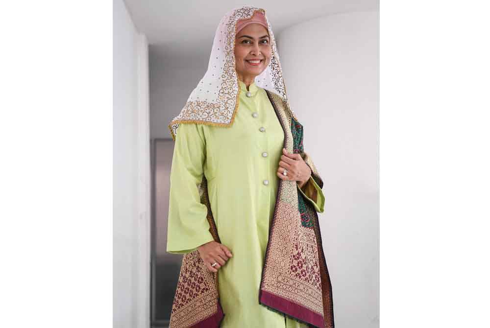 Juita Jalil memperagakan busana Salikin Sidek ketika temu ramah bersama Bernama di Mahligai Salikin Sidek baru-baru ini. Foto Bernama