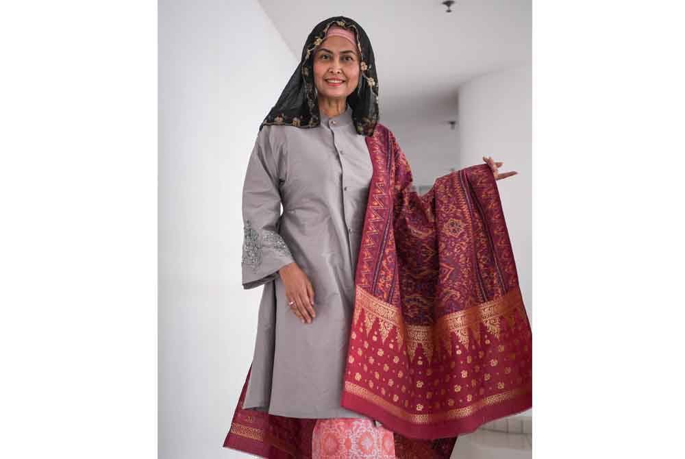 Juita Jalil memperagakan busana Salikin Sidek ketika temu ramah bersama Bernama di Mahligai Salikin Sidek baru-baru ini. Foto Bernama