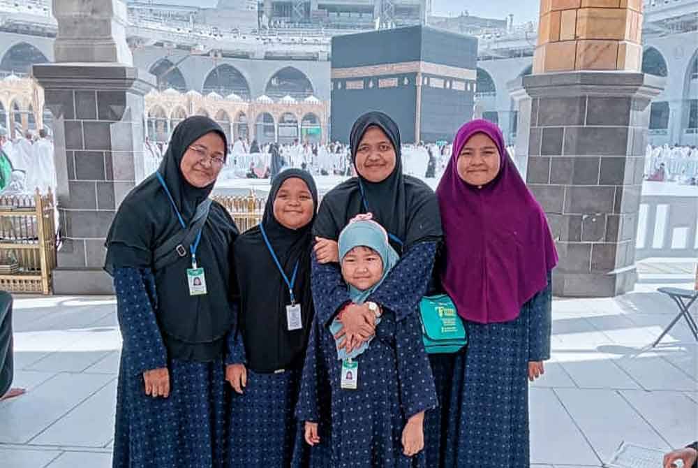 Siti Fairuz (dua dari kanan) bersama anak-anaknya ketika mengerjakan umrah pada tahun lalu.