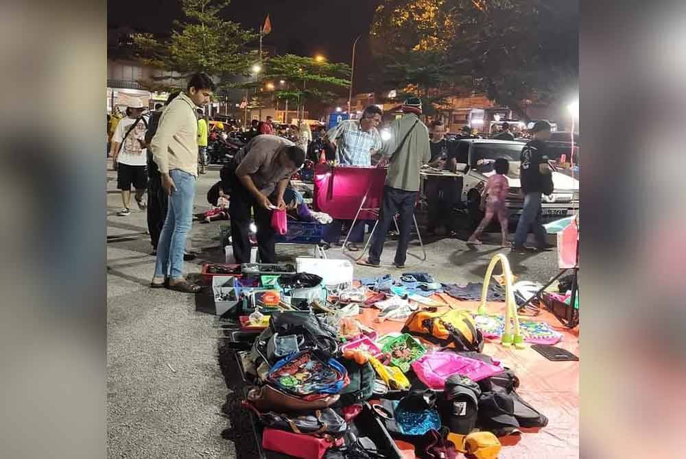 Pengunjung pastinya rambang mata melihat dan memilih pelbagai barangan.