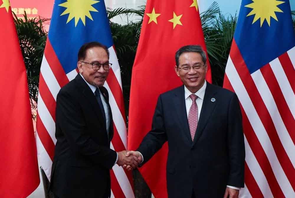 Qiang (kanan) akan mengadakan pertemuan dengan Anwar bagi membincangkan hal berkaitan hubungan dua hala antara kedua-dua negara itu serta bertukar pandangan mengenai isu-isu serantau dan antarabangsa yang berkepentingan bersama. - Foto Bernama