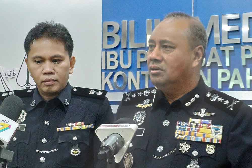 Noor Hisam (kanan) bercakap kepada pihak media ketika mengadakan sidang akhbar di Ibu Pejabat Kontinjen Polis Pahang di sini pada Selasa.