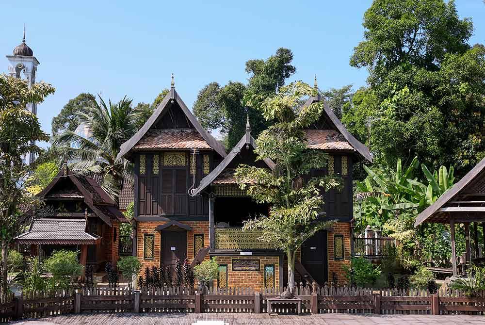 Rumah tokoh ulama Syarif Muhammad Al-Baghdadi antara lapan rumah tradisional yang terdapat di Resort Warisan Pahlawan di Kampung Pauh, Jenagor, Hulu Terengganu.