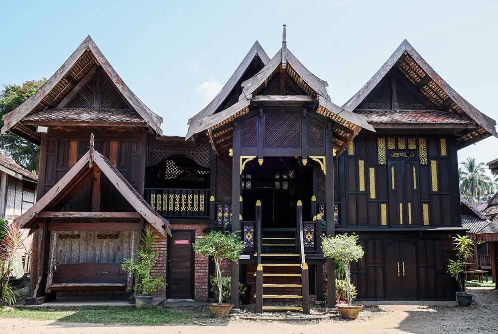 Rumah Tok Gajah di Resort Warisan Pahlawan di Kampung Pauh, Jenagor, Hulu Terengganu bercirikan Rumah Bujang Berkembar.