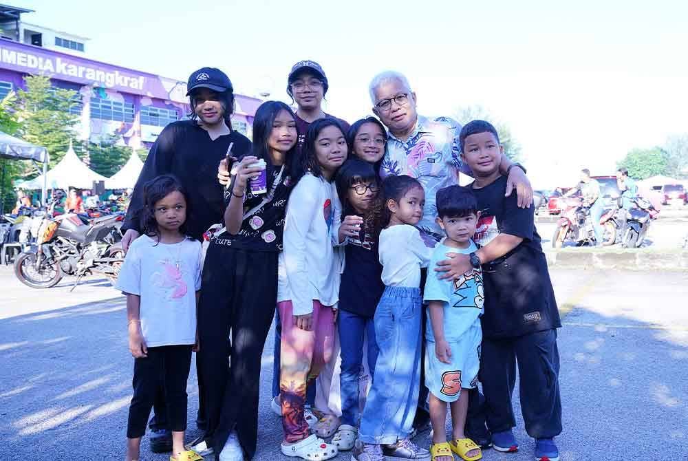 (Belakang, dua dari kanan) Penasihat Kumpulan Karangkraf, Datuk Hussamuddin Yaacub ketika program Korban@Karangkraf pada Selasa. FOTO: SINAR HARIAN/ MOHD HALIM ABDUL WAHID