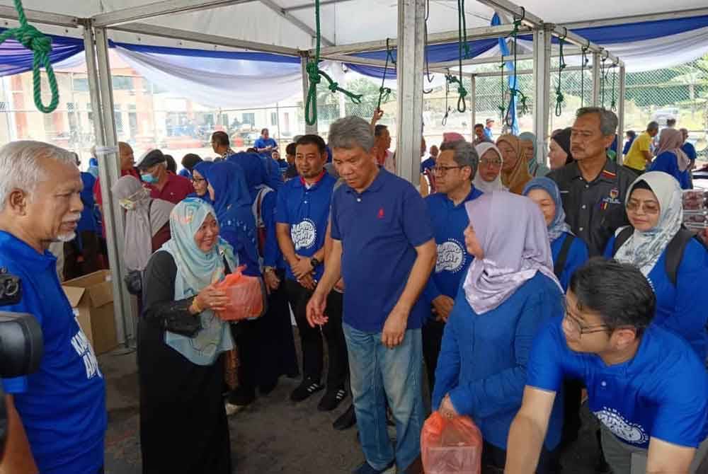 Mohamad (tiga dari kanan) hadir pada Majlis Pelancaran Inisiatif Kampung Angkat Madani dan Ibadah Korban 1445H/2024 Kementerian Luar Negeri di Dewan Orang Ramai Kampung Kanchong, Rantau pada Selasa.