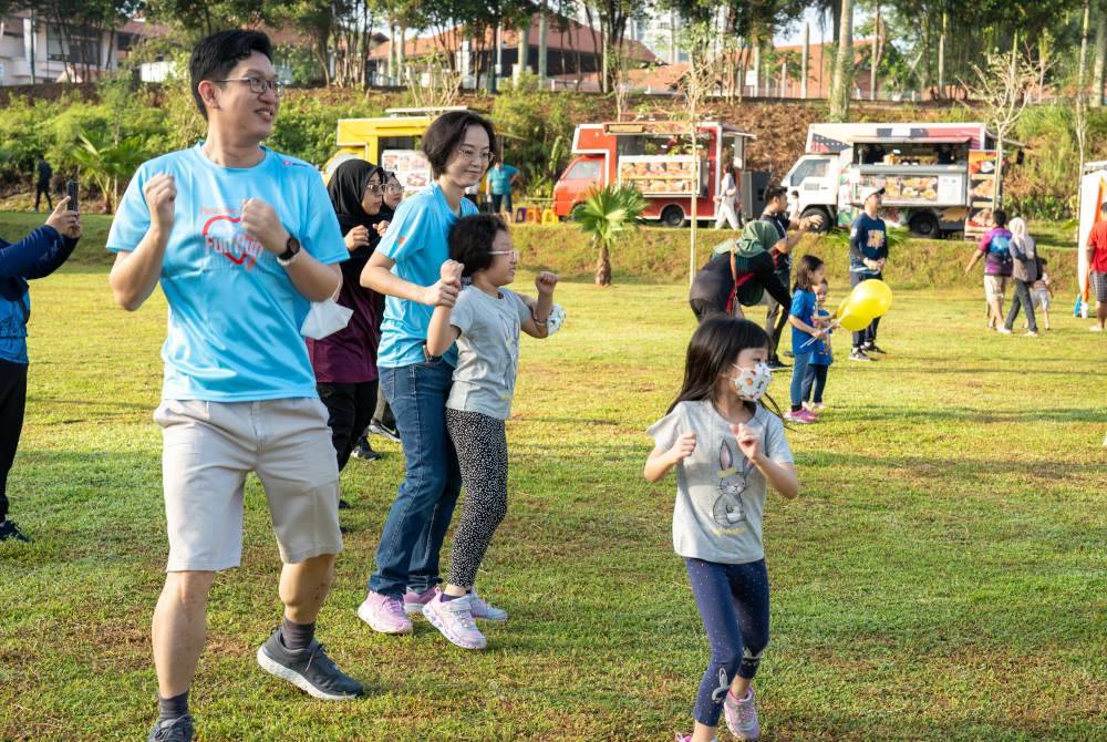 Pembukaan Central Park menyaksikan keluarga datang bersama-sama menikmati pagi yang bertenaga dan ceria dengan senaman tarian zumba.
