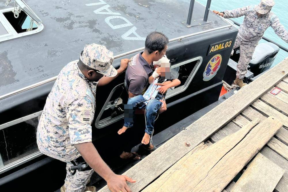 Mohammad Ahnaf Abdullah, 5, dikejar ke Hospital Kudat menerusi bantuan aset laut Agensi Penguatkuasaan Maritim Malaysia (Maritim Malaysia) Zon Maritim Kudat.