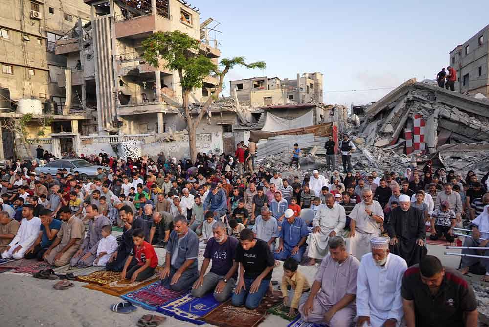 Penduduk Palestin menunaikan solat sunat Aidiladha berhampiran kawasan runtuhan di Khan Yunis, selatan Gaza.