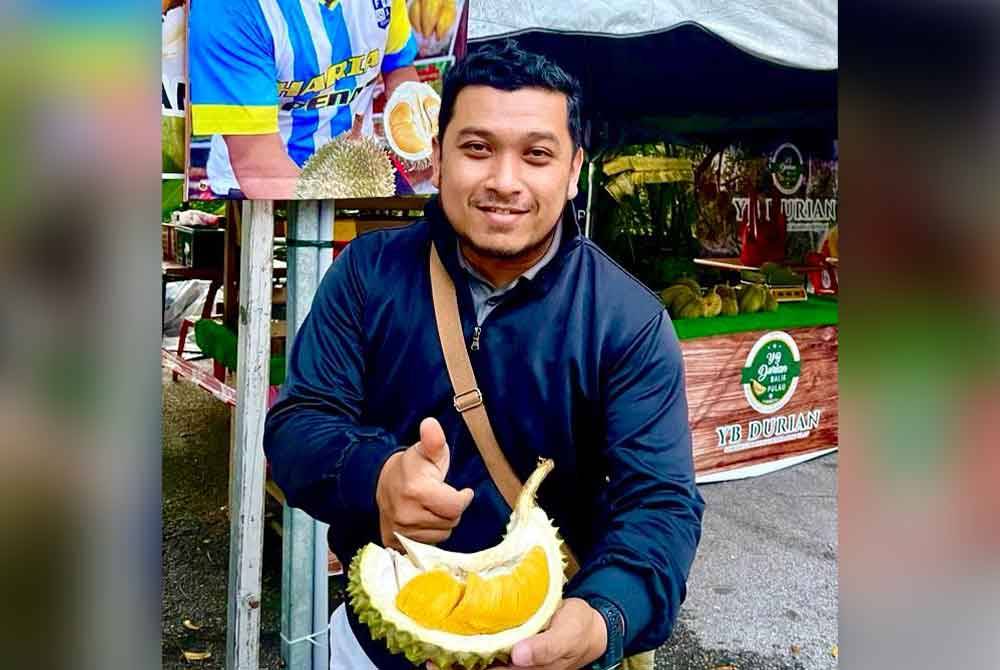 Mohd Hilmi menunjukkan durian musang king yang menjadi pilihan ramai.