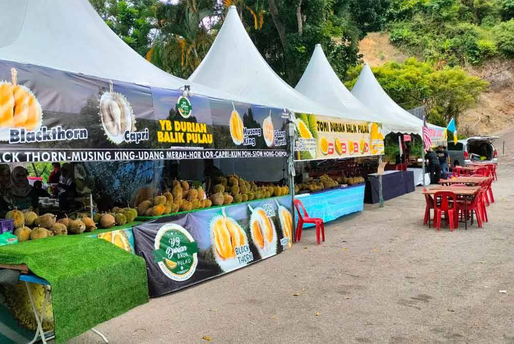 Antara gerai durian yang terdapat di Anjung Indah.