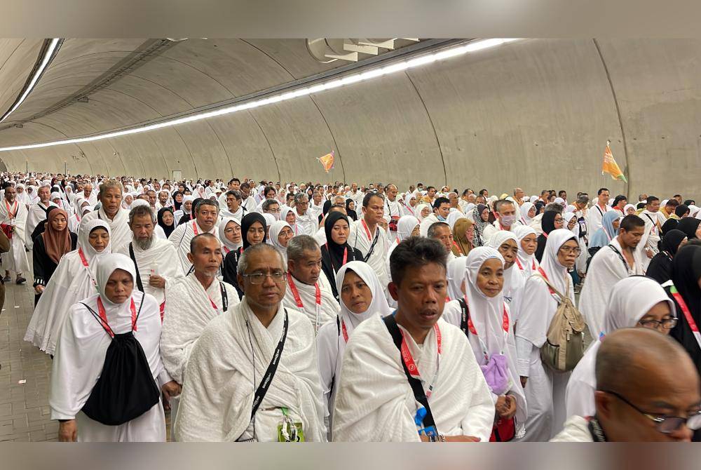 MINA, 18 Jun -- Jemaah haji Malaysia kelihatan bersemangat bagi melontar di ketiga-tiga jamrah iaitu Jamrah Sugra, Wusta dan Kubra, hari ini sebagai simbolik merejam syaitan.
Jemaah haji akan berada di Mina sehingga 13 Zulhijjah untuk melontar di ketiga-tiga jamrah berkenaan pada Hari Tasyrik iaitu 11, 12 dan 13 Zulhijjah.
Jemaah haji yang melakukan 'nafar thani' akan bermabit (berada seketika atau bermalam) di Mina sehingga 13 Zulhijjah, manakala jemaah yang melakukan 'nafar awwal' akan berada di Mina sehingga 12 Zulhijjah.
--fotoBERNAMA (2024) HAK CIPTA TERPELIHARA
MINA, June 18 -- Malaysian pilgrims showed their enthusiasm when they performed the stoning at the three Jamarat today, namely Jamrah Sugra, Wusta and Kubra, as a symbolic act to cast out the devil.
The pilgrims will stay in Mina until the 13th Zulhijjah to perform the stoning at the three Jamarat during the Tashreeq days on the 11th, 12th and 13th Zulhijjah.
Pilgrims who perform 'nafar thani' will remain in Mina until the 13th Zulhijjah, while those who perform 'nafar awwal' will remain in Mina until the 12th Zulhijjah.
- fotoBERNAMA (2024) COPYRIGHT RESERVED