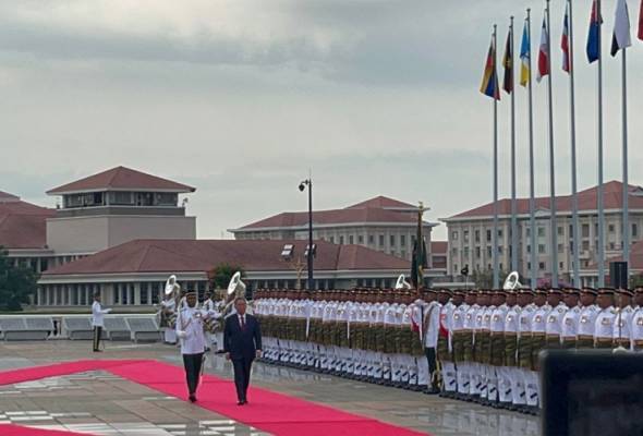 Li memeriksa barisan kehormatan yang terdiri daripada tiga pegawai dan 103 anggota dari Batalion Pertama Rejimen Askar Melayu Diraja yang diketuai Mejar Adibadiuezshah Ahmad. - Foto Awani