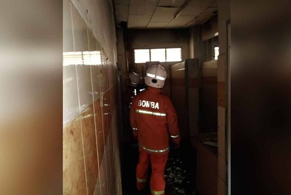 Selain bilik penyimpanan barang stor terbakar, turut terjejas tandas namun tidak melibatkanmangsa. Foto JBPM