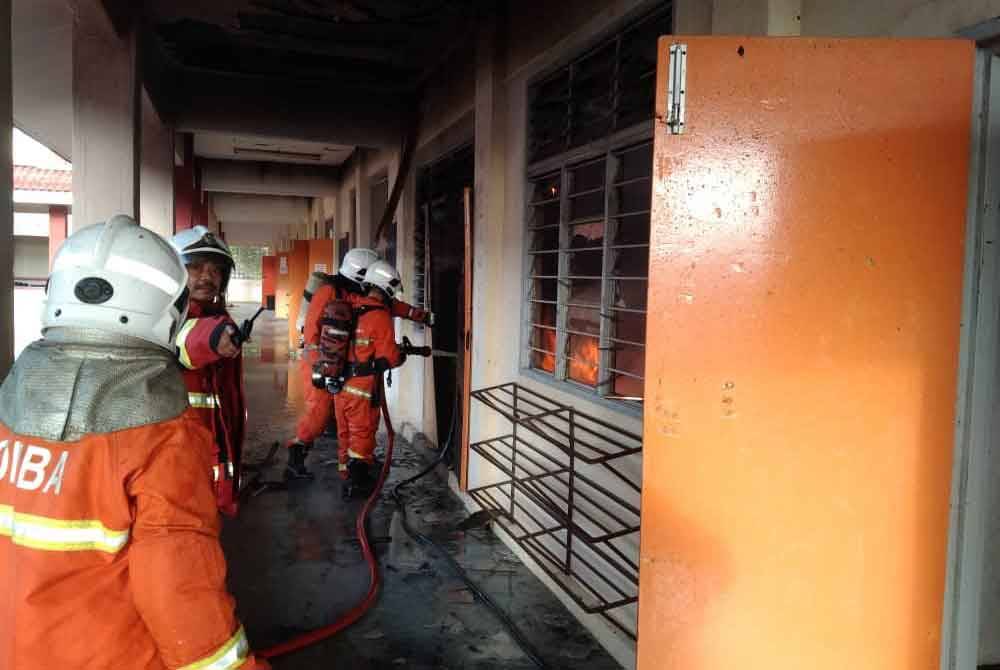 Kebakaran dapat dikawal pada jam 7.55 pagi dan kerja-kerja 'overhaul' masih dijalankan di lokasi kejadian. Foto JBPM