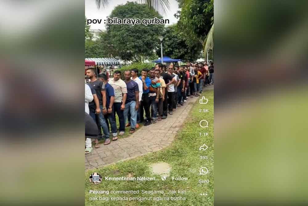 Tangkap layar video tular menunjukkan warga asing dan penduduk setempat beratur di sebuah surau di bandar raya Johor Bahru untuk mengambil daging korban.